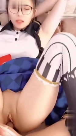 反差白虎眼镜妹~后入中出一顿暴力抽插，浪叫呻吟~骚的一批~~~ 截图2