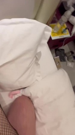 调教平胸小辣妹、整天讲笑话给我听，这下让她知道做爱有多爽，一直叫不停！ 截图7