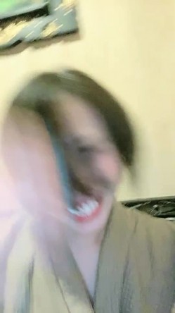 俊男靓女激情3P玩弄风骚小母狗，渣男接了杯尿给骚逼喝真淫荡，一起鸳鸯浴，玩奶子弄逼被男人草了被女人草 截图1