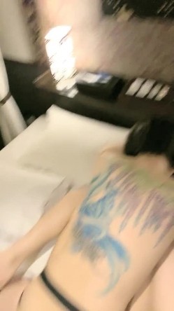 俊男靓女激情3P玩弄风骚小母狗，渣男接了杯尿给骚逼喝真淫荡，一起鸳鸯浴，玩奶子弄逼被男人草了被女人草 截图3