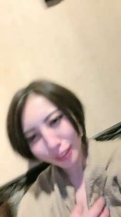 俊男靓女激情3P玩弄风骚小母狗，渣男接了杯尿给骚逼喝真淫荡，一起鸳鸯浴，玩奶子弄逼被男人草了被女人草 截图4