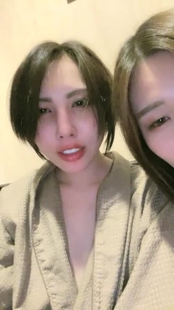 俊男靓女激情3P玩弄风骚小母狗，渣男接了杯尿给骚逼喝真淫荡，一起鸳鸯浴，玩奶子弄逼被男人草了被女人草 截图5