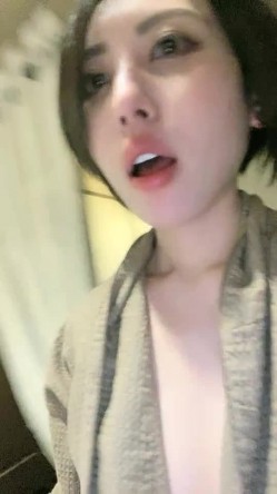 俊男靓女激情3P玩弄风骚小母狗，渣男接了杯尿给骚逼喝真淫荡，一起鸳鸯浴，玩奶子弄逼被男人草了被女人草 截图7