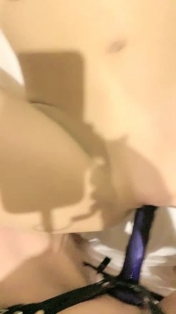俊男靓女激情3P玩弄风骚小母狗，渣男接了杯尿给骚逼喝真淫荡，一起鸳鸯浴，玩奶子弄逼被男人草了被女人草 截图9