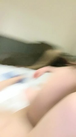 俊男靓女激情3P玩弄风骚小母狗，渣男接了杯尿给骚逼喝真淫荡，一起鸳鸯浴，玩奶子弄逼被男人草了被女人草 截图15