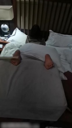 广东小美女刘悦萱人前清纯女神 人后被干爹调教成淫荡母狗捆绑扇臀扇脚 口交爆操视频流出 截图12