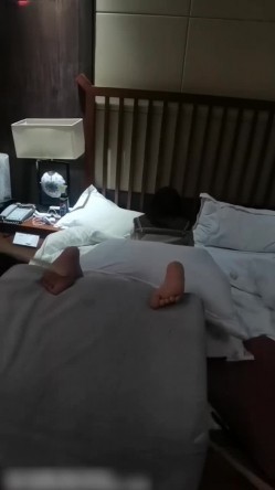 广东小美女刘悦萱人前清纯女神 人后被干爹调教成淫荡母狗捆绑扇臀扇脚 口交爆操视频流出 截图16