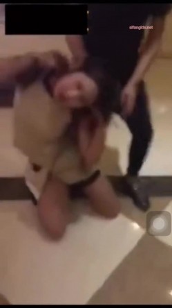 【网曝热门事件 ️震惊】微博热门20岁花季少女KTV喝醉被多人深喉口交 啪啪 最后射在嘴里 最后被干的菊花外翻 完整版 截图2