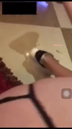 【网曝热门事件 ️震惊】微博热门20岁花季少女KTV喝醉被多人深喉口交 啪啪 最后射在嘴里 最后被干的菊花外翻 完整版 截图3