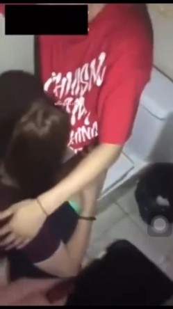【网曝热门事件 ️震惊】微博热门20岁花季少女KTV喝醉被多人深喉口交 啪啪 最后射在嘴里 最后被干的菊花外翻 完整版 截图7