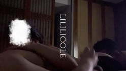 专泡良家大神『LILILICOLE』翘臀骚货一边穿着高跟黑丝一边女上摇摆，只需躺着据能享受全自动炮架服务 截图2