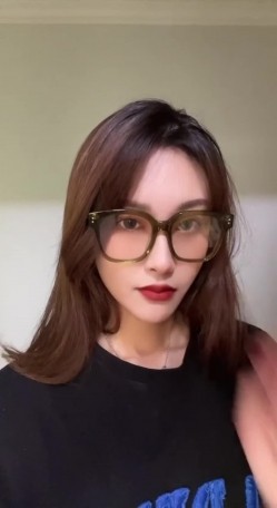 【男友泄密】，极品长腿车模女友做爱流出，女神床上如此顺从，主动口交，被操轻声呻吟陶醉 截图1