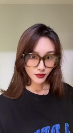 【男友泄密】，极品长腿车模女友做爱流出，女神床上如此顺从，主动口交，被操轻声呻吟陶醉 截图2