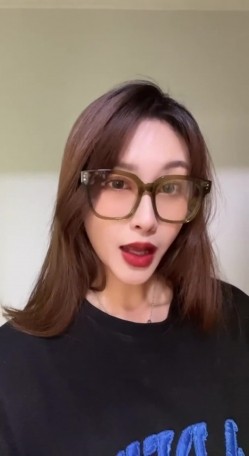 【男友泄密】，极品长腿车模女友做爱流出，女神床上如此顺从，主动口交，被操轻声呻吟陶醉 截图3