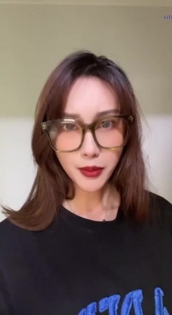 【男友泄密】，极品长腿车模女友做爱流出，女神床上如此顺从，主动口交，被操轻声呻吟陶醉 截图4