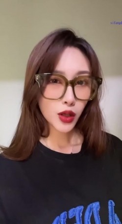 【男友泄密】，极品长腿车模女友做爱流出，女神床上如此顺从，主动口交，被操轻声呻吟陶醉 截图5