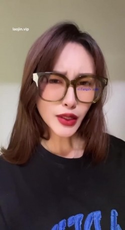 【男友泄密】，极品长腿车模女友做爱流出，女神床上如此顺从，主动口交，被操轻声呻吟陶醉 截图11