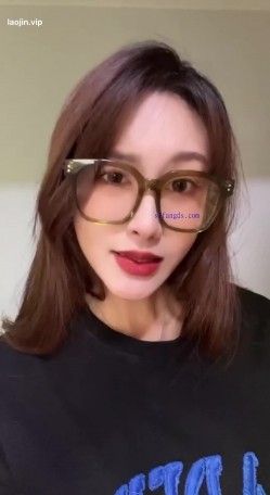 【男友泄密】，极品长腿车模女友做爱流出，女神床上如此顺从，主动口交，被操轻声呻吟陶醉 截图12