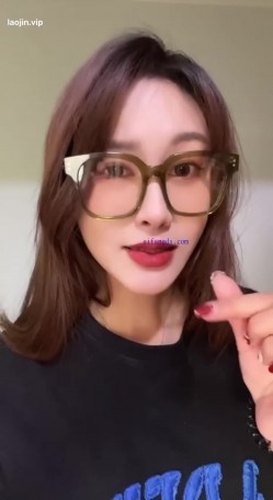 【男友泄密】，极品长腿车模女友做爱流出，女神床上如此顺从，主动口交，被操轻声呻吟陶醉 截图13
