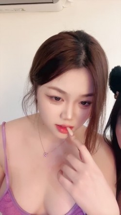 人气学妹“仙鹤”携闺蜜下海 双休互玩互舔玩弄大屌自慰 截图2