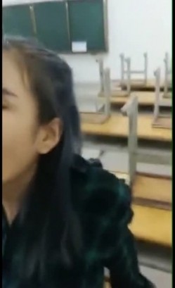 网爆门事件推特社交流出没戴胸罩的学妹和男朋友在教室啪啪对白很有内涵 截图4