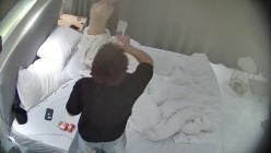 民宿酒店 小美女亲戚快来了 男人忍了一下午没操 晚上忍不住了戴套闯 还没操完就见红 只能停下来 截图1