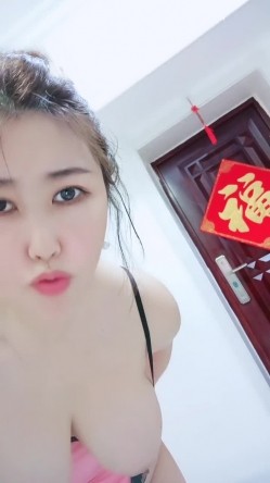 巨乳少妇-星妍 ️，衣服一脱，尤物惊现，头发一松，良家秒变欲女，巨乳双峰，把玩过瘾哦！ 截图3