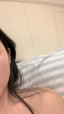 高颜值胸前纹身妹子全裸自慰秀近距离特写 揉搓粉穴呻吟娇喘非常诱人 截图4