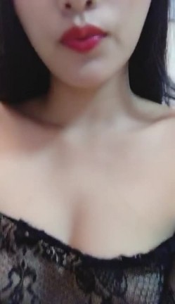 长相气质都很好的美女 丝袜都快被自己撕烂完了 表情相当狐媚淫荡 截图3