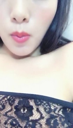 长相气质都很好的美女 丝袜都快被自己撕烂完了 表情相当狐媚淫荡 截图15