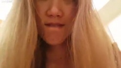 思想开放露脸女大学生【小七酱】疯狂日记，户外人前露出，3P，吞精，内射开心快乐，极度反差 截图4