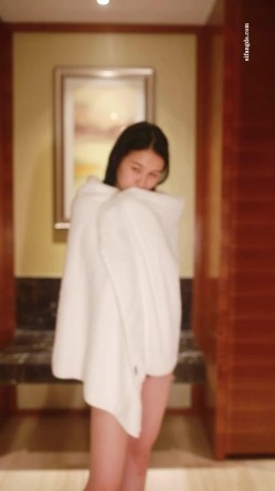 9分超高颜值甜美女神 首次拍摄 素人模特儿-素素沐浴 浴巾 截图1