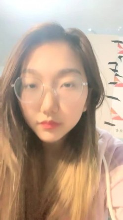 眼镜妹，极品反差婊，【小野猫】新人下海~!学生宿舍~全裸沐浴~柔逼掰穴~流浆，青春胴体给你看~撸管佳作！ 截图1