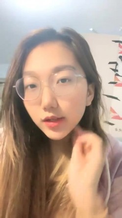 眼镜妹，极品反差婊，【小野猫】新人下海~!学生宿舍~全裸沐浴~柔逼掰穴~流浆，青春胴体给你看~撸管佳作！ 截图2