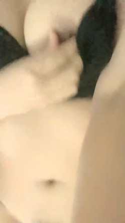 眼镜妹，极品反差婊，【小野猫】新人下海~!学生宿舍~全裸沐浴~柔逼掰穴~流浆，青春胴体给你看~撸管佳作！ 截图5