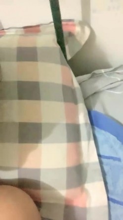 眼镜妹，极品反差婊，【小野猫】新人下海~!学生宿舍~全裸沐浴~柔逼掰穴~流浆，青春胴体给你看~撸管佳作！ 截图9