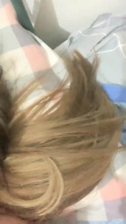眼镜妹，极品反差婊，【小野猫】新人下海~!学生宿舍~全裸沐浴~柔逼掰穴~流浆，青春胴体给你看~撸管佳作！ 截图12