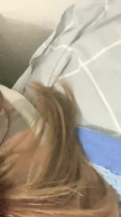 眼镜妹，极品反差婊，【小野猫】新人下海~!学生宿舍~全裸沐浴~柔逼掰穴~流浆，青春胴体给你看~撸管佳作！ 截图13