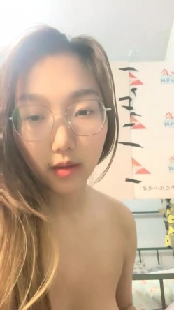 眼镜妹，极品反差婊，【小野猫】新人下海~!学生宿舍~全裸沐浴~柔逼掰穴~流浆，青春胴体给你看~撸管佳作！ 截图16