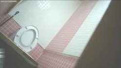 高校女厕前景偷拍 ️学妹尿尿阴毛茂盛金发女生隔着卫生纸用力按压阴蒂，还揉了几下 截图1