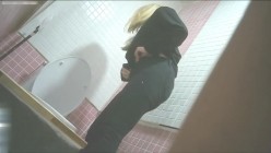高校女厕前景偷拍 ️学妹尿尿阴毛茂盛金发女生隔着卫生纸用力按压阴蒂，还揉了几下 截图10