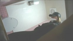高校女厕前景偷拍 ️学妹尿尿阴毛茂盛金发女生隔着卫生纸用力按压阴蒂，还揉了几下 截图13