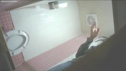 高校女厕前景偷拍 ️学妹尿尿阴毛茂盛金发女生隔着卫生纸用力按压阴蒂，还揉了几下 截图15