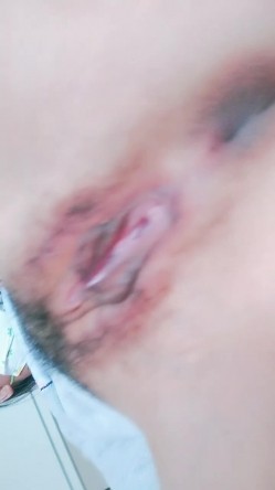 诱人的小少妇一个人在家发骚，尿尿都给狼友看，揉奶玩逼特写奶子比心，听狼友指挥撅着屁股自慰呻吟真的好骚 截图11