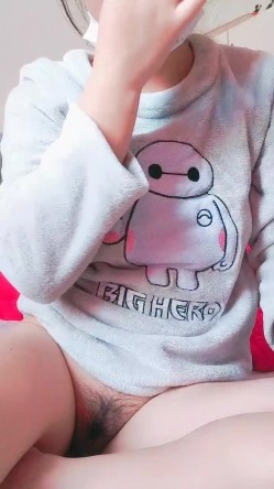 诱人的小少妇一个人在家发骚，尿尿都给狼友看，揉奶玩逼特写奶子比心，听狼友指挥撅着屁股自慰呻吟真的好骚 截图12