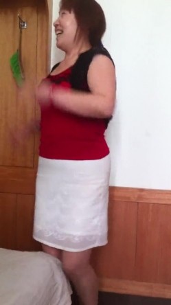 小巷子里找了个50多岁的阿姨 截图1