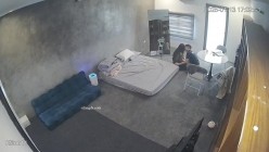 黑客破解家庭网络摄像头偷拍住毛坯房的年轻情侣疯狂做爱有时一天做爱几次 截图4