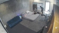 黑客破解家庭网络摄像头偷拍住毛坯房的年轻情侣疯狂做爱有时一天做爱几次 截图5