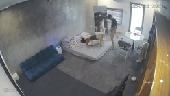 黑客破解家庭网络摄像头偷拍住毛坯房的年轻情侣疯狂做爱有时一天做爱几次 截图7