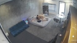 黑客破解家庭网络摄像头偷拍住毛坯房的年轻情侣疯狂做爱有时一天做爱几次 截图9